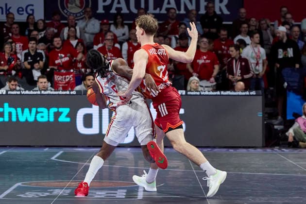 German Basketball Bundesliga BBL , FC Bayern Munich Basketball vs Fitness First Würzburg Baskets, Munich FC Bayern Basketball, Würzburg Baskets Fitness First, Würzburg Baskets, 2026 01 25 in Munich SAP Garden CARR Marcus Fitness First Würzburg Baskets Point Guard PG Nr 5 WUE5 , HOLLATZ Justus FC Bayern Basketball PG Nr21 FCBB21 sportworld Munich SAP Garden Bayern Germany