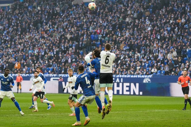 Germany Soccer 2 Bundesliga, Season 2025 26, 19 Matchday FC Schalke 04 vs 1 FC Kaiserslautern, 25 01 2026, Veltins Arena Gelsenkirchen, North Rhine-Westphalia Fabian Kunze 1 FC Kaiserslautern, 6 Hasan Kurucay, Hasan Kurucay FC Schalke 04, 4 Copyright: xLeonxFrickx
