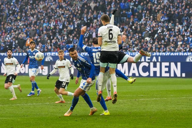 Germany Soccer 2 Bundesliga, Season 2025 26, 19 Matchday FC Schalke 04 vs 1 FC Kaiserslautern, 25 01 2026, Veltins Arena Gelsenkirchen, North Rhine-Westphalia Fabian Kunze 1 FC Kaiserslautern, 6 Hasan Kurucay, Hasan Kurucay FC Schalke 04, 4 Copyright: xLeonxFrickx