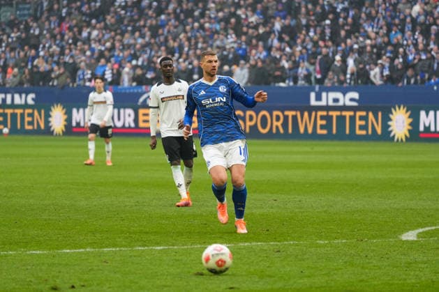 Germany Soccer 2 Bundesliga, Season 2025 26, 19 Matchday FC Schalke 04 vs 1 FC Kaiserslautern, 25 01 2026, Veltins Arena Gelsenkirchen, North Rhine-Westphalia Edin Džeko, Edin Dzeko FC Schalke 04, 10 Copyright: xLeonxFrickx