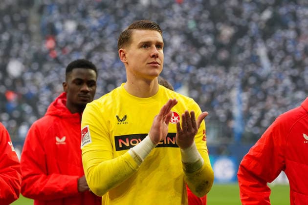 Germany Soccer 2 Bundesliga, Season 2025 26, 19 Matchday FC Schalke 04 vs 1 FC Kaiserslautern, 25 01 2026, Veltins Arena Gelsenkirchen, Nordrhein Westfalen Julian Krahl 1 FC Kaiserslautern, 1 Applause, after the match with the fans Copyright: xLeonxFrickx