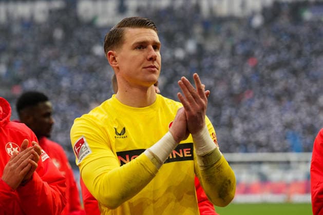 Germany Soccer 2 Bundesliga, Season 2025 26, Matchday 19 FC Schalke 04 vs 1 FC Kaiserslautern, 25 01 2026, Veltins Arena Gelsenkirchen, Nordrhein Westfalen Julian Krahl 1 FC Kaiserslautern, 1 Applause after the match from the fans Copyright: xLeonxFrickx