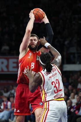 Leon Kratzer FC Bayern Basketball, 08 with Charles Thompson Fitness First Wuerzburg Baskets, 32 , GER, FC Bayern Basketball vs Fitness First Wuerzburg Baskets, Basketball, easycredit Basketball Bundesliga, 17 Matchday, Season 2025 2026, 25 01 2026, GER, FC Bayern Basketball vs Fitness First Wuerzburg Baskets, Basketball, easycredit Basketball Bundesliga, 17 Matchday, Season 2025 2026, 25 01 2026 Munich Copyright: xEibner-Pressefoto JennixMaulx EP_JML