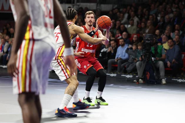 Andreas Obst FC Bayern Basketball, 13 with David Muenkat Fitness First Wuerzburg Baskets, 55 , GER, FC Bayern Basketball vs Fitness First Wuerzburg Baskets, Basketball, easycredit Basketball Bundesliga, 17 Matchday, Season 2025 2026, 25 01 2026, GER, FC Bayern Basketball vs Fitness First Wuerzburg Baskets, Basketball, easycredit Basketball Bundesliga, 17 Matchday, Season 2025 2026, 25 01 2026 Muenchen Copyright: xEibner-Pressefoto JennixMaulx EP_JML