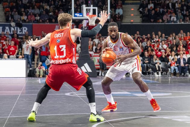 Andreas Obst 13 FC Bayern Basketball in duel with Eddy Edigin 27 Fitness First Wuerzburg Baskets , FC Bayern Basketball vs Fitness First Wuerzburg Baskets, BBL, Main Round, 25 01 2026 Munich Bavaria Germany Copyright: xkolbert-press UlrichxGamelx