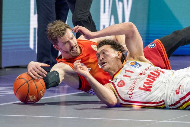 Andreas Obst 13 FC Bayern Basketball chasing the ball, with Brae Ivey 11 Fitness First Wuerzburg Baskets , FC Bayern Basketball vs Fitness First Wuerzburg Baskets, BBL, Main Round, 25 01 2026 Munich Bavaria Germany Copyright: xkolbert-press UlrichxGamelx