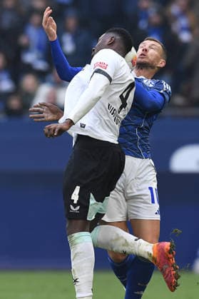 Soccer 2 Bundesliga 19 Matchday FC Schalke 04 1 FC Kaiserslautern on 25 01 2026 at the Veltins Arena in Gelsenkirchen Maxwell Gyamfi Kaiserslautern , front Edin Dzeko Schalke , back DFL regulations prohibit any use of photographs as image sequences and or quasi video xRx