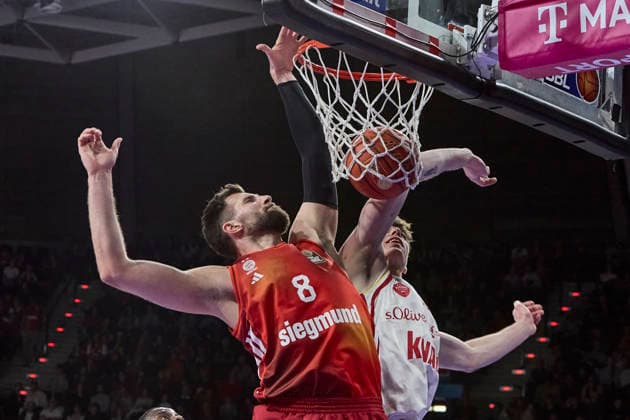 German Basketball Bundesliga BBL , FC Bayern Munich Basketball vs Fitness First Würzburg Baskets, Munich FC Bayern Basketball, Würzburg Baskets Fitness First, Würzburg Baskets, 2026 01 25 in Munich SAP Garden KRATZER Leon FC Bayern Basketball C Nr8 FCBB8 , SKLADANOWSKI Christian Fitness First Würzburg Baskets Small Forward SF Nr 19 WUE19 sportworld Munich SAP Garden Bayern Germany