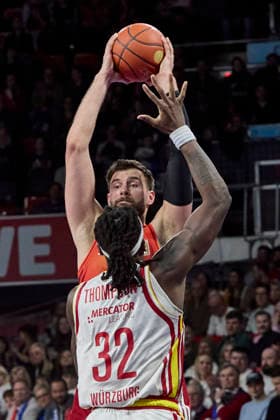German Basketball Bundesliga BBL , FC Bayern Munich Basketball vs Fitness First Würzburg Baskets, Munich FC Bayern Basketball, Würzburg Baskets Fitness First, Würzburg Baskets, 2026 01 25 in Munich SAP Garden KRATZER Leon FC Bayern Basketball C Nr8 FCBB8 , THOMPSON Charles Fitness First Würzburg Baskets Center C Nr 32 WUE32 sportworld Munich SAP Garden Bayern Germany