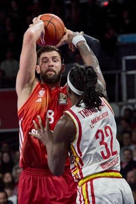 German Basketball Bundesliga BBL , FC Bayern Munich Basketball vs Fitness First Würzburg Baskets, Munich FC Bayern Basketball, Würzburg Baskets Fitness First, Würzburg Baskets, 2026 01 25 in Munich SAP Garden KRATZER Leon FC Bayern Basketball C Nr8 FCBB8 , THOMPSON Charles Fitness First Würzburg Baskets Center C Nr 32 WUE32 sportworld Munich SAP Garden Bayern Germany