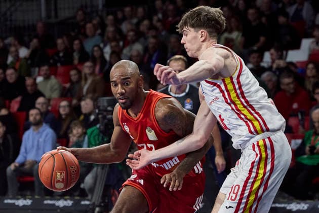 German Basketball Bundesliga BBL , FC Bayern Munich Basketball vs Fitness First Würzburg Baskets, Munich FC Bayern Basketball, Würzburg Baskets Fitness First, Würzburg Baskets, 2026 01 25 in Munich SAP Garden MIKE Isiaha FC Bayern Basketball PF Nr22 FCBB22 , SKLADANOWSKI Christian Fitness First Würzburg Baskets Small Forward SF Nr 19 WUE19 sportworld Munich SAP Garden Bayern Germany