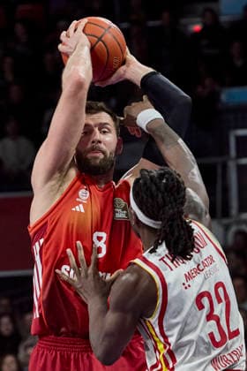 German Basketball Bundesliga BBL , FC Bayern Munich Basketball vs Fitness First Würzburg Baskets, Munich FC Bayern Basketball, Würzburg Baskets Fitness First, Würzburg Baskets, 2026 01 25 in Munich SAP Garden KRATZER Leon FC Bayern Basketball C Nr8 FCBB8 , THOMPSON Charles Fitness First Würzburg Baskets Center C Nr 32 WUE32 sportworld Munich SAP Garden Bayern Germany