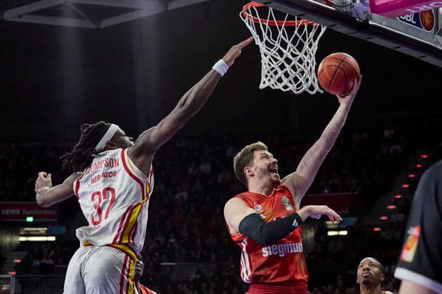 German Basketball Bundesliga BBL , FC Bayern Munich Basketball vs Fitness First Würzburg Baskets, Munich FC Bayern Basketball, Würzburg Baskets Fitness First, Würzburg Baskets, 2026 01 25 in Munich SAP Garden OBST Andreas FC Bayern Basketball SG Nr13 FCBB13 , THOMPSON Charles Fitness First Würzburg Baskets Center C Nr 32 WUE32 sportworld Munich SAP Garden Bayern Germany