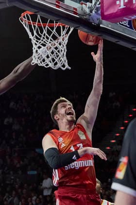 German Basketball Bundesliga BBL , FC Bayern Munich Basketball vs Fitness First Würzburg Baskets, Munich FC Bayern Basketball, Würzburg Baskets Fitness First, Würzburg Baskets, 2026 01 25 in Munich SAP Garden OBST Andreas FC Bayern Basketball SG Nr13 FCBB13 , THOMPSON Charles Fitness First Würzburg Baskets Center C Nr 32 WUE32 sportworld Munich SAP Garden Bayern Germany