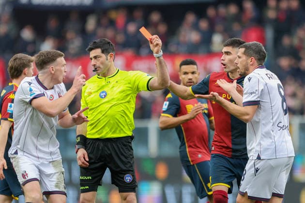 the referee gives a red card to Bologna s goalkeeper Lukasz Skorupski during the Serie A soccer match between Genoa and Bologna at the Luigi Ferraris Stadium in Genoa, Italy - Sunday, January 25, 2026. - Soccer .  Copyright: xTanoxPecoraro LaPressex