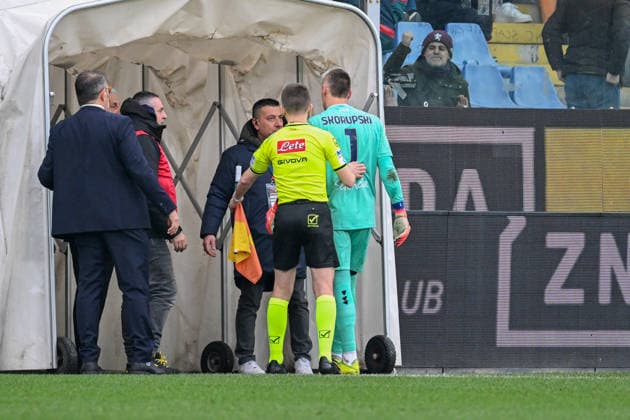 the referee gives a red card to Bologna s goalkeeper Lukasz Skorupski during the Serie A soccer match between Genoa and Bologna at the Luigi Ferraris Stadium in Genoa, Italy - Sunday, January 25, 2026. - Soccer .  Copyright: xTanoxPecoraro LaPressex