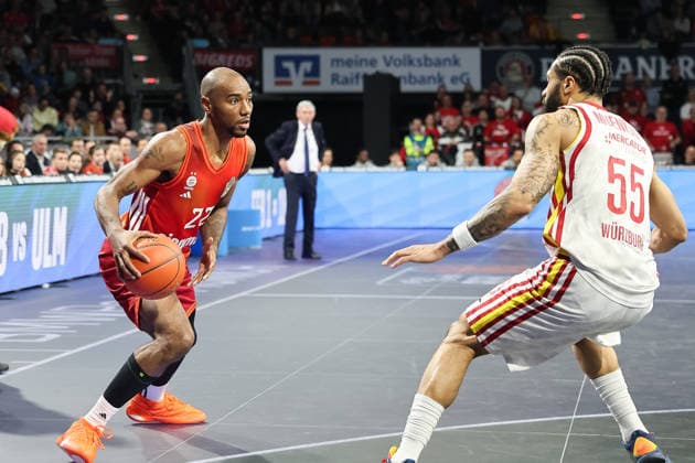 Isiaha Mike FC Bayern Basketball, 22 with David Muenkat Fitness First Wuerzburg Baskets, 55 , GER, FC Bayern Basketball vs Fitness First Wuerzburg Baskets, Basketball, easycredit Basketball Bundesliga, 17 Matchday, Season 2025 2026, 25 01 2026, GER, FC Bayern Basketball vs Fitness First Wuerzburg Baskets, Basketball, easycredit Basketball Bundesliga, 17 Matchday, Season 2025 2026, 25 01 2026 Muenchen Copyright: xEibner-Pressefoto JennixMaulx EP_JML