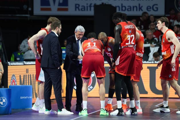 Discussion during a timeout, Svetislav Pesic FC Bayern Basketball, Head Coach with Vladimir Lucic FC Bayern Basketball, 11 and Wenyen Gabriel FC Bayern Basketball, 32 , with Justinian Jessup FC Bayern Basketball, 10 and Nenad Dimitrijevic FC Bayern Basketball, 00 , with Isiaha Mike FC Bayern Basketball, 22 , and Justuz Hollatz FC Bayern Basketball, 21 , GER, FC Bayern Basketball vs Fitness First Wuerzburg Baskets, Basketball, easycredit Basketball Bundesliga, 17 Matchday, Season 2025 2026, 25 01 2026, GER, FC Bayern Basketball vs Fitness First Wuerzburg Baskets, Basketball, easycredit Basketball Bundesliga, 17 Matchday, Season 2025 2026, 25 01 2026 Munich Copyright: xEibner-Pressefoto JennixMaulx EP_JML