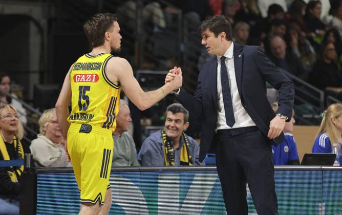 Martin Hermannsson high-fives coach Pedro Calles Sport Basketball BBL Bundesliga Men 17 Matchday Season 2025 2026 25 01 2026 ALBA Berlin vs BMA365 Bamberg Baskets