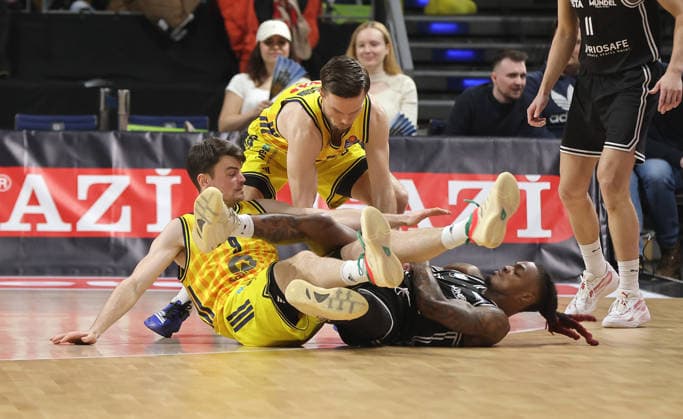 Jonas Mattisseck, Cobe Williams, Martin Hermannsson duel Match scene Action Sport Basketball BBL Bundesliga Men 17 Matchday Season 2025 2026 25 01 2026 ALBA Berlin vs BMA365 Bamberg Baskets