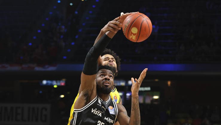Ejiofor Onu, Norris Agbakoko duel Match scene Action Sport Basketball BBL Bundesliga Men 17 Matchday Season 2025 2026 25 01 2026 ALBA Berlin vs BMA365 Bamberg Baskets