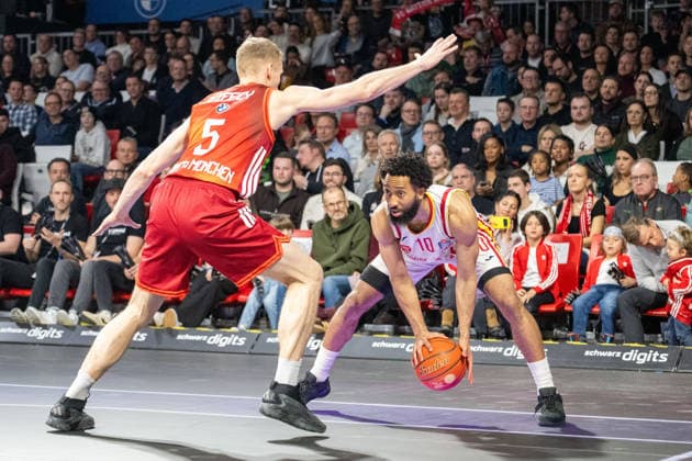 Davion Mintz 10 Fitness First Wuerzburg Baskets in duel with Niels Giffey 5 FC Bayern Basketball , FC Bayern Basketball vs Fitness First Wuerzburg Baskets, BBL, Main Round, 25 01 2026 Munich Bavaria Germany Copyright: xkolbert-press UlrichxGamelx