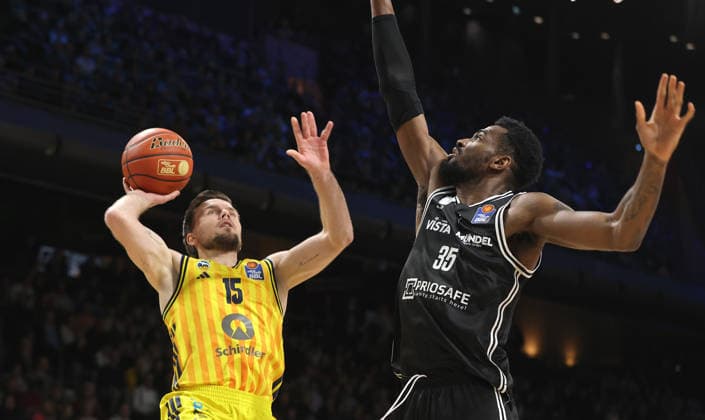 Martin Hermannsson on the ball, Ejiofor Onu duel Game scene Action Sport Basketball BBL Bundesliga Men 17 Matchday Season 2025 2026 25 01 2026 ALBA Berlin vs BMA365 Bamberg Baskets
