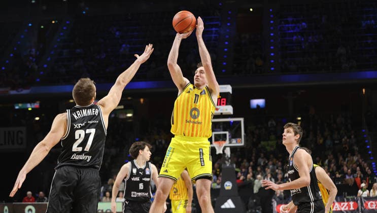 Moritz Krimmer, Moses Wood on the ball duel Game scene Action Sport Basketball BBL Bundesliga Men 17 Matchday Season 2025 2026 25 01 2026 ALBA Berlin vs BMA365 Bamberg Baskets