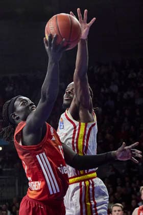 German Basketball Bundesliga BBL , FC Bayern Munich Basketball vs Fitness First Würzburg Baskets, Munich FC Bayern Basketball, Würzburg Baskets Fitness First, Würzburg Baskets, 2026 01 25 in Munich SAP Garden GABRIEL Wenyen FC Bayern Basketball C Nr32 FCBB32 , THOMPSON Charles Fitness First Würzburg Baskets Center C Nr 32 WUE32 sportworld Munich SAP Garden Bayern Germany