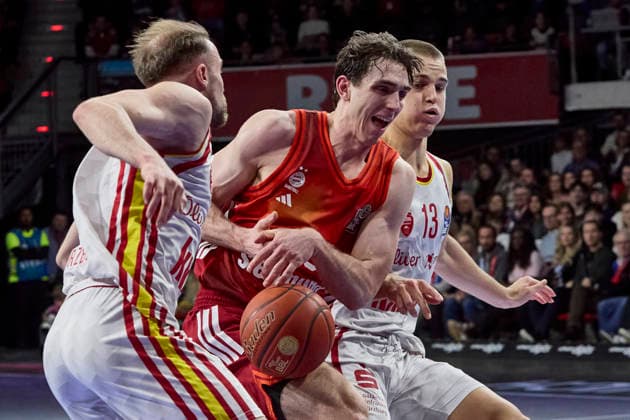 German Basketball Bundesliga BBL , FC Bayern Munich Basketball vs Fitness First Würzburg Baskets, Munich FC Bayern Basketball, Würzburg Baskets Fitness First, Würzburg Baskets, 2026 01 25 in Munich SAP Garden JESSUP Justinian FC Bayern Basketball SG Nr10 FCBB10 , HERZOG Lukas Fitness First Würzburg Baskets Shooting Guard SG Nr 1 WUE1 , PETRIC Marko Fitness First Würzburg Baskets Small Forward SF Nr 13 WUE13 sportworld Munich SAP Garden Bayern Germany