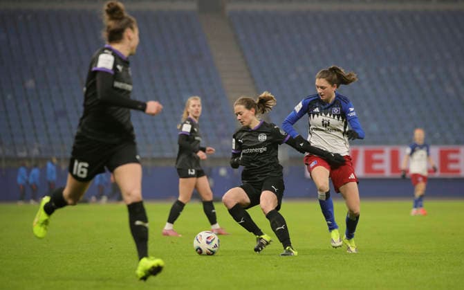 Photo Lena Ostermeier Essen against Lotta WREDE HSV , right Football Pixel Bundesliga Women on Sun 25 01 2026 15 Matchday Hamburger SV SGS Essen