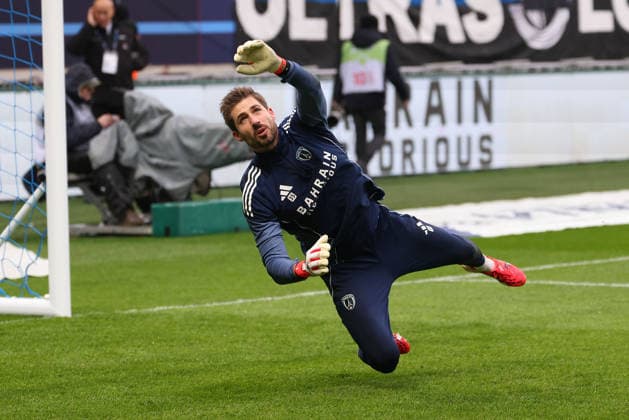 FBL FRA La LIGUE1 Paris FC Angers SCO golakeeper Kevin Trapp Paris FC warm up before the French L1 football match between Paris FC an Angers SCO at Stade Jean Bouin on January 25, 2026 in Paris France Copyright: JoaquimxFerreira