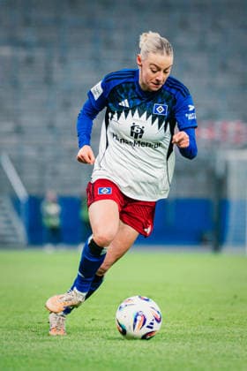 Google Pixel Womens Bundesliga Hamburger SV vs SGS Essen, 25 01 2026 Pauline Machtens Hamburger SV, 28 on the ball Football, Google Pixel Womens Bundesliga, 15 Matchday Hamburger SV vs SGS Essen on 25 01 2026 at Volksparkstadion, Hamburg DFB REGULATIONS PROHIBIT ANY USE OF PHOTOGRAPHS AS IMAGE SEQUENCES AND OR QUASI VIDEO Copyright: xBEAUTIFULxSPORTS Tonhäuserx