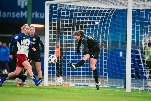 Google Pixel Frauen Bundesliga Hamburger SV vs SGS Essen, 25 01 2026 Paulina Platner SGS Essen, 25 Soccer, Google Pixel Frauen Bundesliga, 15 Matchday Hamburger SV vs SGS Essen on 25 01 2026 at Volksparkstadion, Hamburg DFB REGULATIONS PROHIBIT ANY USE OF PHOTOGRAPHS AS IMAGE SEQUENCES AND OR QUASI VIDEO Copyright: xBEAUTIFULxSPORTS Tonhäuserx