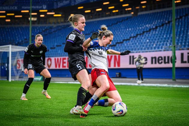 Soccer I Women I Season 2025 2026 I Bundesliga I 15 Matchday I Hamburger SV SGS Essen I 25 01 2026 Paula Flach 5, SGS Essen , Maria Mikolajova 27, Hamburger SV Hamburg Volksparkstadion Hamburg Germany Copyright: xLobecax xHenningxRohlfsx