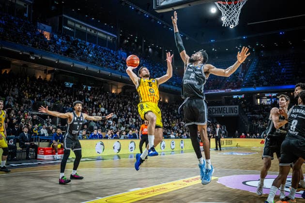Basketball Berlin 25 01 2026 Season 2025 2026 EasyCredit BBL 1 Bundesliga Men, Men Alba Berlin BMA365 Bamberg Baskets Martin Hermannsson Alba Berlin, No 15 Ejiofor Onu Bamberg, No 35