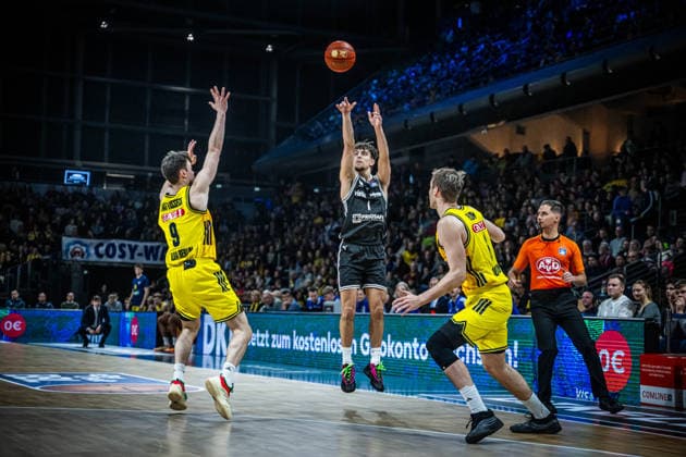Basketball Berlin 25 01 2026 Season 2025 2026 EasyCredit BBL 1 Bundesliga Men, Men Alba Berlin BMA365 Bamberg Baskets Zachary Ensminger Bamberg, No 01 Jonas Mattisseck Alba Berlin, No 09
