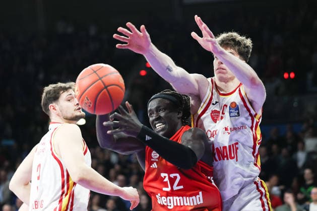 Wenyen Gabriel FC Bayern Basketball, 32 with Christian Skaladanowski Fitness First Wuerzburg Baskets, 19 , GER, FC Bayern Basketball vs Fitness First Wuerzburg Baskets, Basketball, easycredit Basketball Bundesliga, 17 Matchday, Season 2025 2026, 25 01 2026, GER, FC Bayern Basketball vs Fitness First Wuerzburg Baskets, Basketball, easycredit Basketball Bundesliga, 17 Matchday, Season 2025 2026, 25 01 2026 Munich Copyright: xEibner-Pressefoto JennixMaulx EP_JML