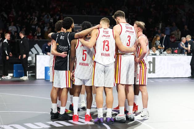 Team circle of Fitness First Wuerzburg Baskets after the match, GER, FC Bayern Basketball vs Fitness First Wuerzburg Baskets, Basketball, easycredit Basketball Bundesliga, Matchday 17, Season 2025 2026, 25 01 2026, GER, FC Bayern Basketball vs Fitness First Wuerzburg Baskets, Basketball, easycredit Basketball Bundesliga, Matchday 17, Season 2025 2026, 25 01 2026 Munich Copyright: xEibner-Pressefoto JennixMaulx EP_JML