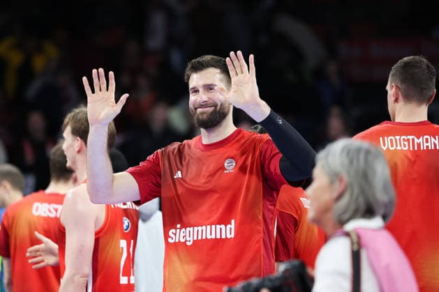 Leon Kratzer FC Bayern Basketball, 08 waves after the game, GER, FC Bayern Basketball vs Fitness First Wuerzburg Baskets, Basketball, easycredit Basketball Bundesliga, Matchday 17, Season 2025 2026, 25 01 2026, GER, FC Bayern Basketball vs Fitness First Wuerzburg Baskets, Basketball, easycredit Basketball Bundesliga, Matchday 17, Season 2025 2026, 25 01 2026 Munich Copyright: xEibner-Pressefoto JennixMaulx EP_JML