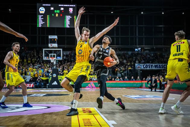 Basketball Berlin 25 01 2026 Season 2025 2026 EasyCredit BBL 1 Bundesliga Men, Men Alba Berlin BMA365 Bamberg Baskets Ibrahim Watson Boye Bamberg, No 02 Ibrahim Watson Malte Delow Alba Berlin, No 06