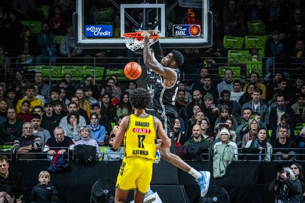 Basketball Berlin 25 01 2026 Season 2025 2026 EasyCredit BBL 1 Bundesliga Men, Men Alba Berlin BMA365 Bamberg Baskets Ejiofor Onu Bamberg, No 35 Norris Agbakoko Alba Berlin, No 17