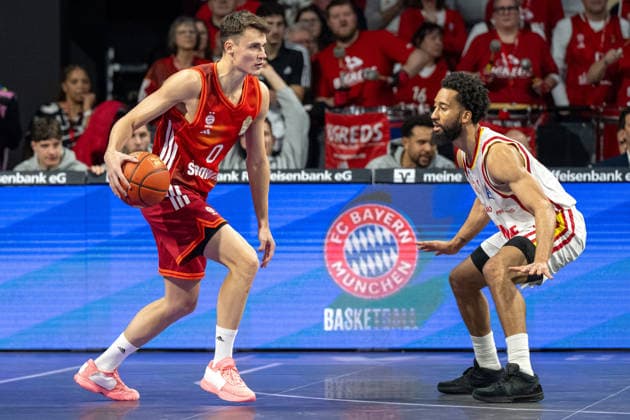 Neno Dimitrijevic 0 FC Bayern Basketball in duel with Davion Mintz 10 Fitness First Wuerzburg Baskets , FC Bayern Basketball vs Fitness First Wuerzburg Baskets, BBL, Main Round, 25 01 2026 Muenchen Bayern Germany Copyright: xkolbert-press UlrichxGamelx