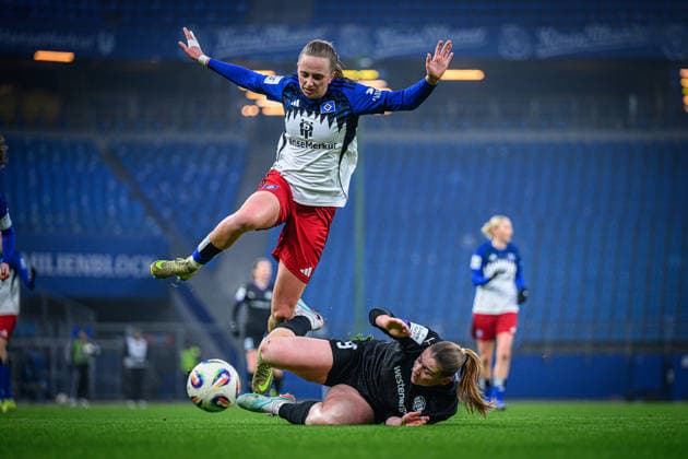 Soccer I Women I Season 2025 2026 I Bundesliga I 15 Matchday I Hamburger SV SGS Essen I 25 01 2026 Victoria Schulz 19, Hamburger SV , Ramona Maier 9, SGS Essen Hamburg Volksparkstadion Hamburg Germany Copyright: xLobecax xHenningxRohlfsx