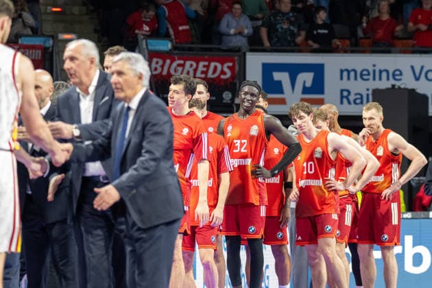 The FC Bayern Basketball team after winning the match, FC Bayern Basketball vs Fitness First Wuerzburg Baskets, BBL, Main Round, 25 01 2026 Munich Bavaria Germany Copyright: xkolbert-press UlrichxGamelx