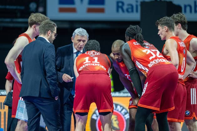 Head coach Svetislav Persic FC Bayern Basketball discusses the strategy of the 4th quarter with his players, FC Bayern Basketball vs Fitness First Wuerzburg Baskets, BBL, Main Round, 25 01 2026 Munich Bavaria Germany Copyright: xkolbert-press UlrichxGamelx
