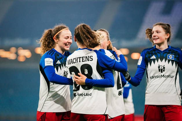 Google Pixel Frauen Bundesliga Hamburger SV vs SGS Essen, 25 01 2026 GOAL, CHEER for 1 0 by Sophie Hillebrand Hamburger SV, 22 Soccer, Google Pixel Frauen Bundesliga, 15 Matchday Hamburger SV vs SGS Essen on 25 01 2026 at Volksparkstadion, Hamburg DFB REGULATIONS PROHIBIT ANY USE OF PHOTOGRAPHS AS IMAGE SEQUENCES AND OR QUASI VIDEO Copyright: xBEAUTIFULxSPORTS Tonhäuserx