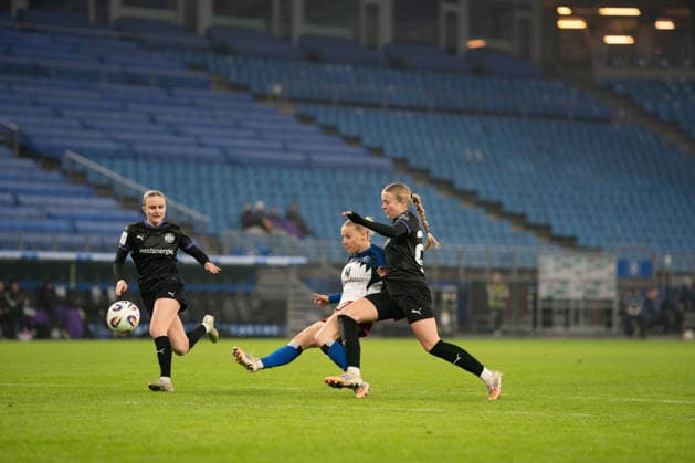 Google Pixel Frauen Bundesliga Hamburger SV vs SGS Essen, 25 01 2026 GOAL, CHEER for 1 0 by Sophie Hillebrand Hamburger SV, 22 Soccer, Google Pixel Frauen Bundesliga, 15 Matchday Hamburger SV vs SGS Essen on 25 01 2026 at Volksparkstadion, Hamburg DFB REGULATIONS PROHIBIT ANY USE OF PHOTOGRAPHS AS IMAGE SEQUENCES AND OR QUASI VIDEO Copyright: xBEAUTIFULxSPORTS Tonhäuserx