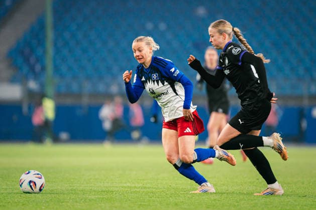 Google Pixel Womens Bundesliga Hamburger SV vs SGS Essen, 25 01 2026 Sophie Hillebrand Hamburger SV, 22 on the ball Football, Google Pixel Womens Bundesliga, 15 Matchday Hamburger SV vs SGS Essen on 25 01 2026 at Volksparkstadion, Hamburg DFB REGULATIONS PROHIBIT ANY USE OF PHOTOGRAPHS AS IMAGE SEQUENCES AND OR QUASI VIDEO Copyright: xBEAUTIFULxSPORTS Tonhäuserx