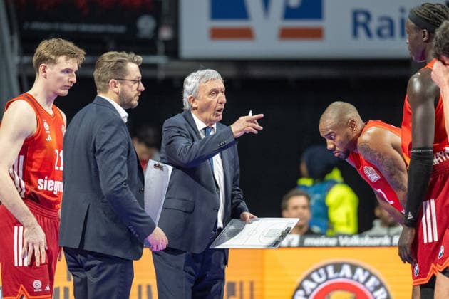 Head coach Svetislav Persic FC Bayern Basketball discusses the strategy of the 4th quarter with his players, FC Bayern Basketball vs Fitness First Wuerzburg Baskets, BBL, Main Round, 25 01 2026 Munich Bavaria Germany Copyright: xkolbert-press UlrichxGamelx